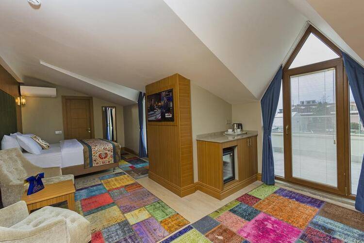 Obelisk Hotel & Suites