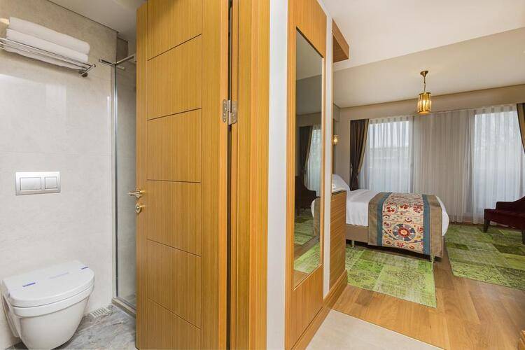 Obelisk Hotel & Suites