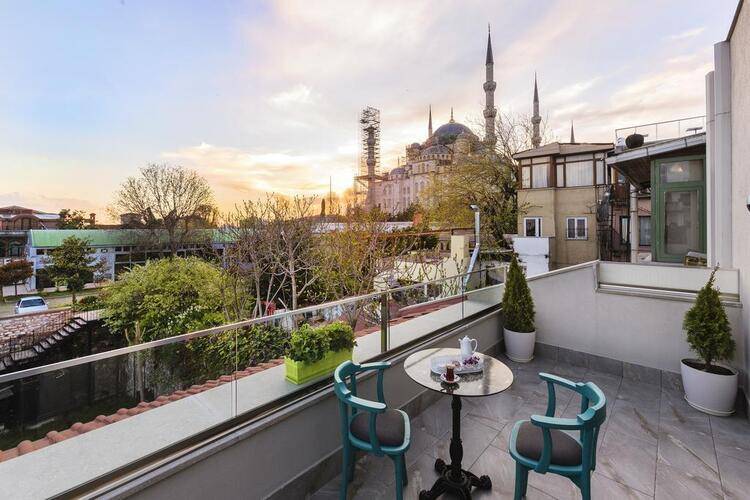 Obelisk Hotel & Suites