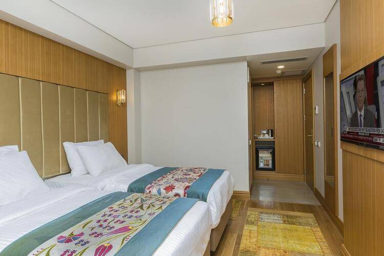 Obelisk Hotel & Suites