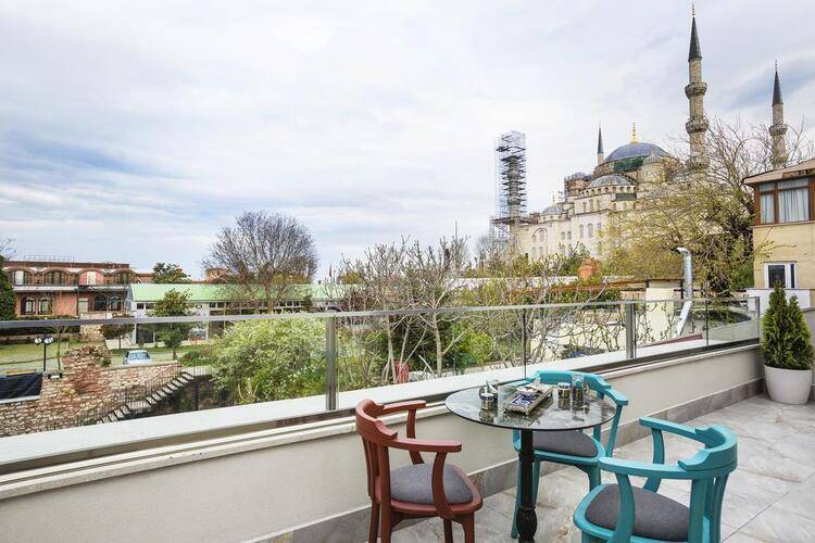 Obelisk Hotel & Suites