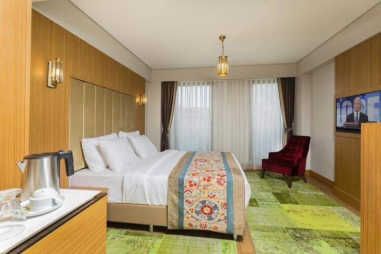 Obelisk Hotel & Suites