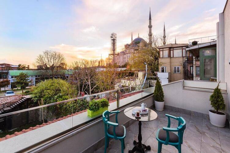 Obelisk Hotel & Suites