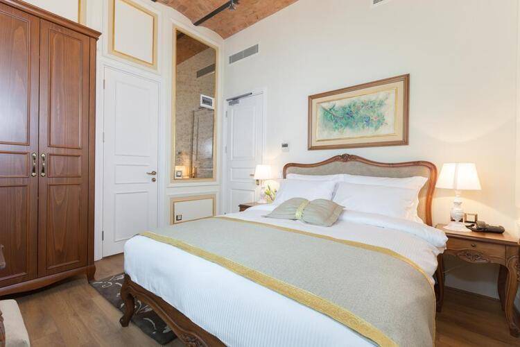 Pera Parma Hotel