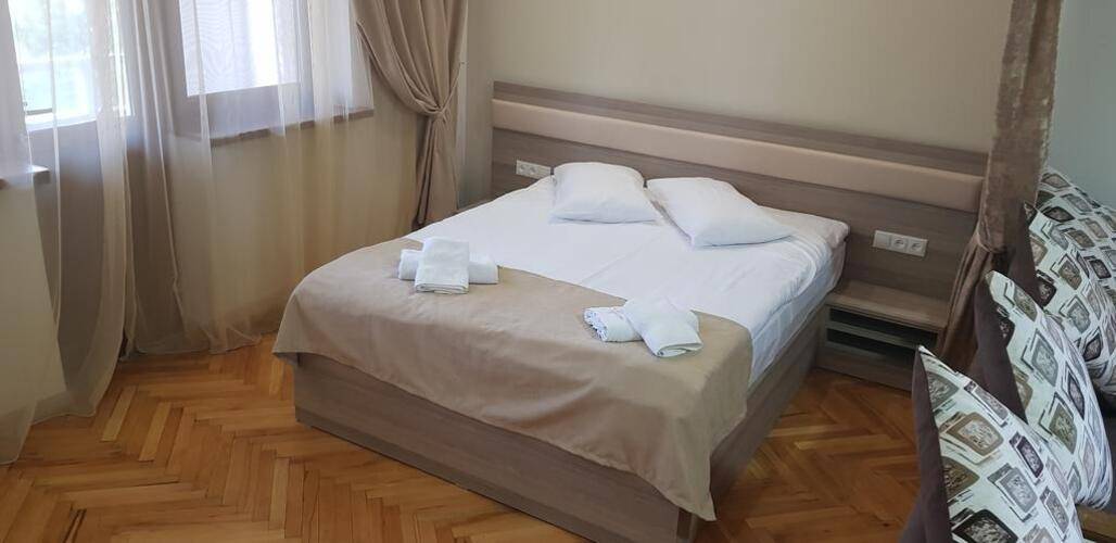 Cross Apartments And Tours
