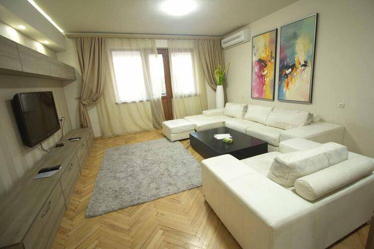 Cross Apartments And Tours