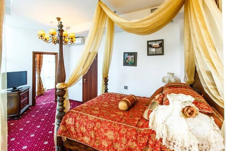 Golden Hotel