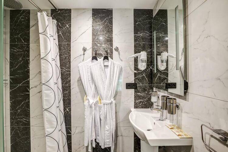 Mops Hotel & Spa