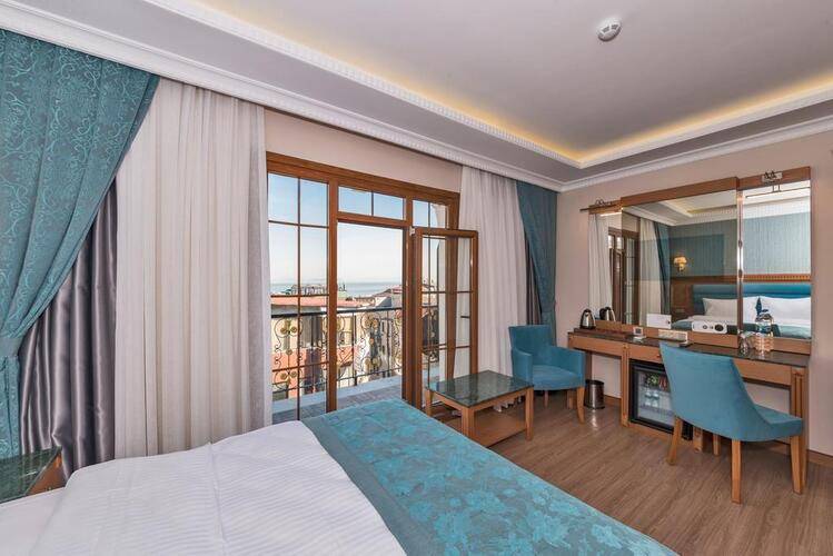 Magnaura House Hotel