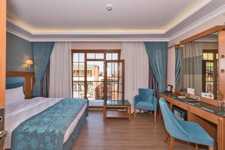 Magnaura House Hotel