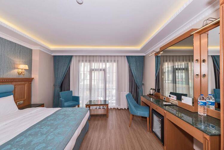 Magnaura House Hotel