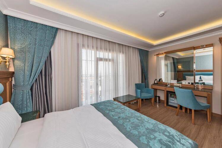 Magnaura House Hotel