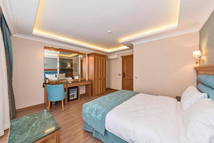 Magnaura House Hotel