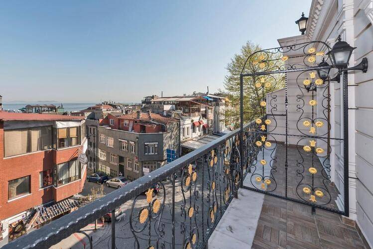 Magnaura House Hotel