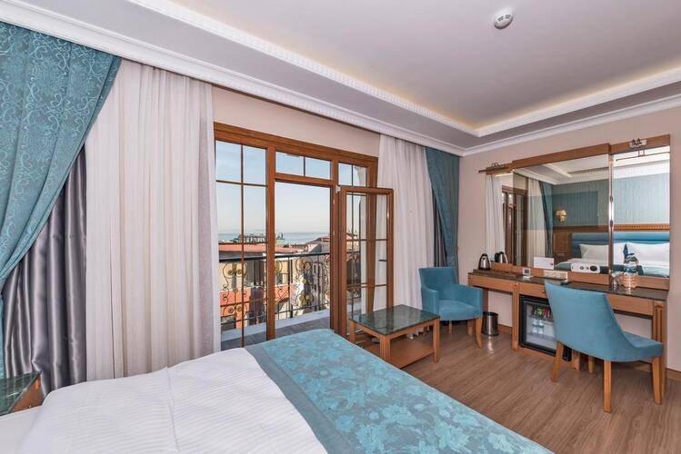 Magnaura House Hotel