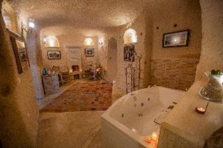 Karlik Cave Suite