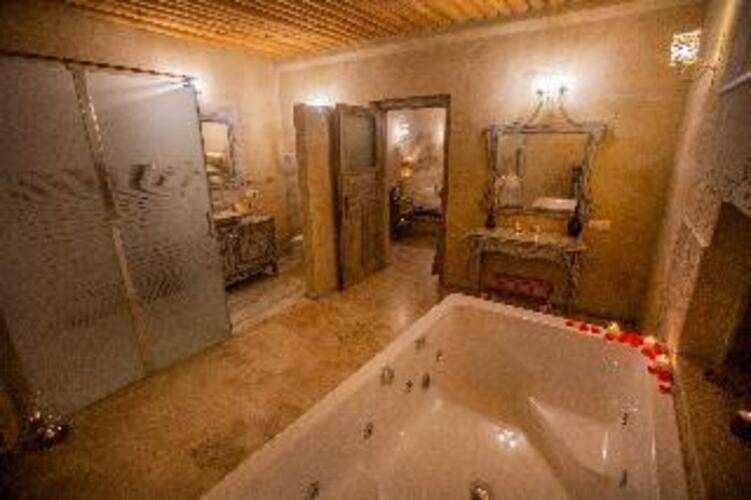Karlik Cave Suite