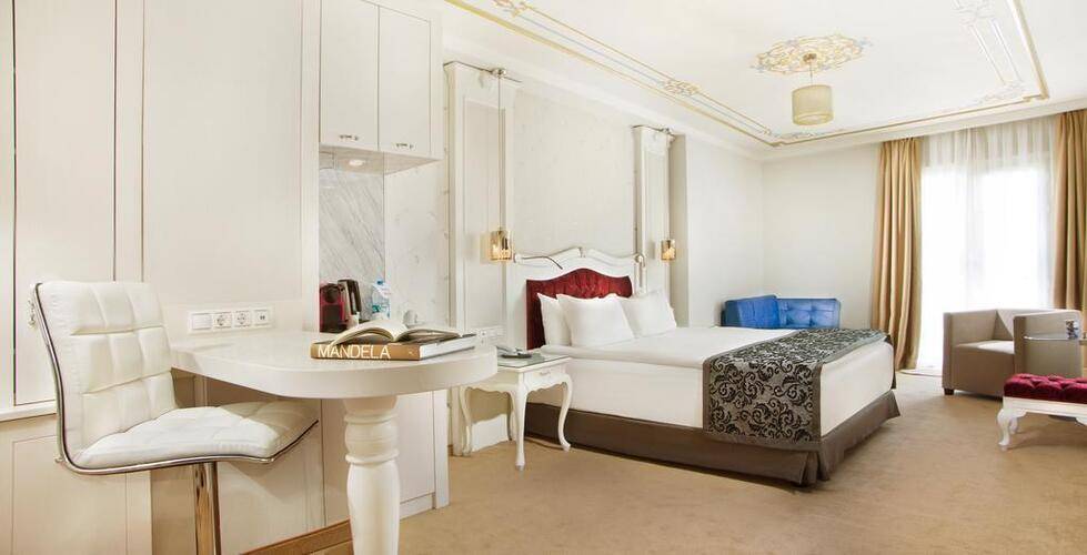 Amira Hotel