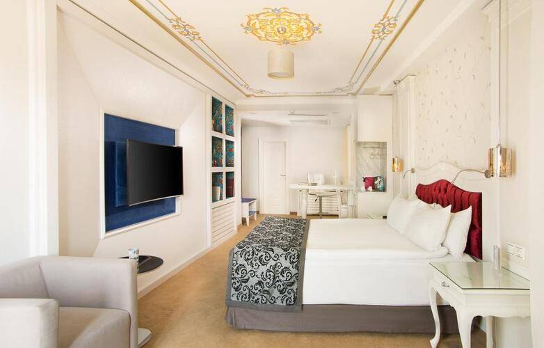 Amira Hotel