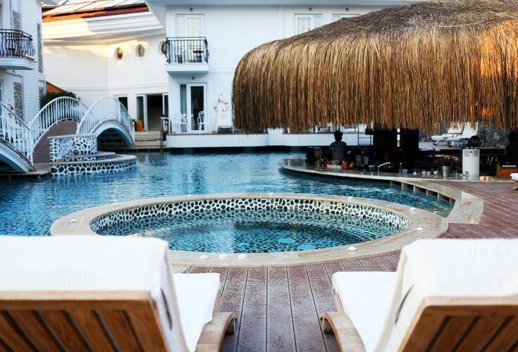 Pinehill Hotel & Suites