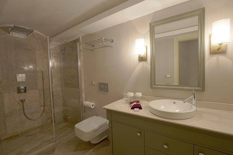 Pinehill Hotel & Suites