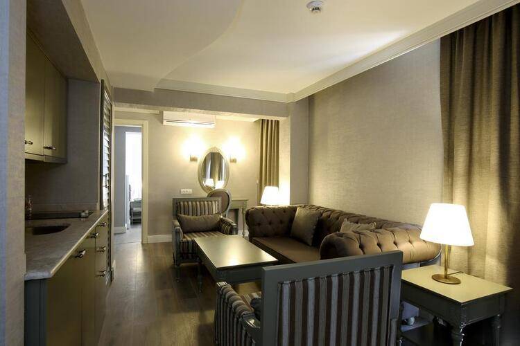 Pinehill Hotel & Suites