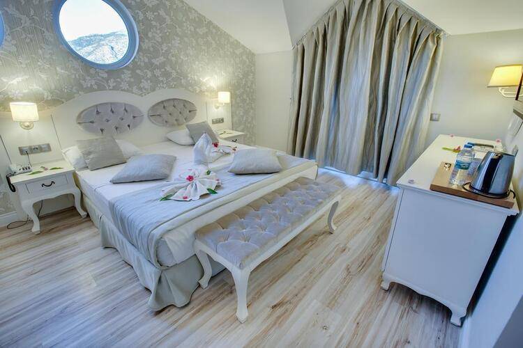 Pinehill Hotel & Suites