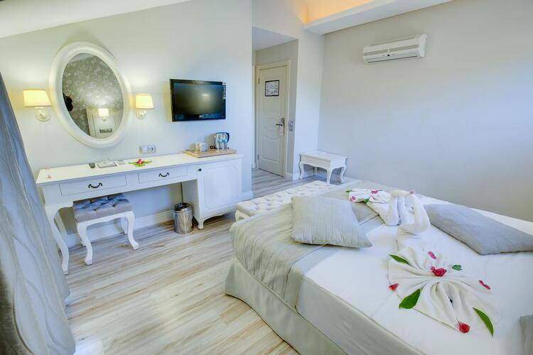 Pinehill Hotel & Suites