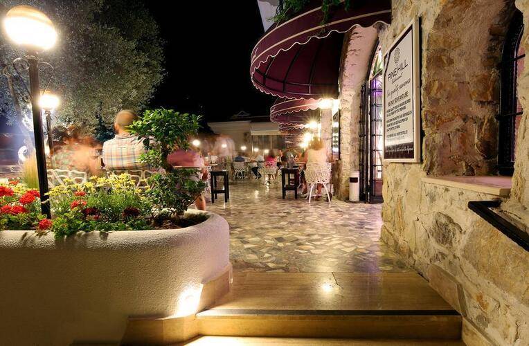 Pinehill Hotel & Suites