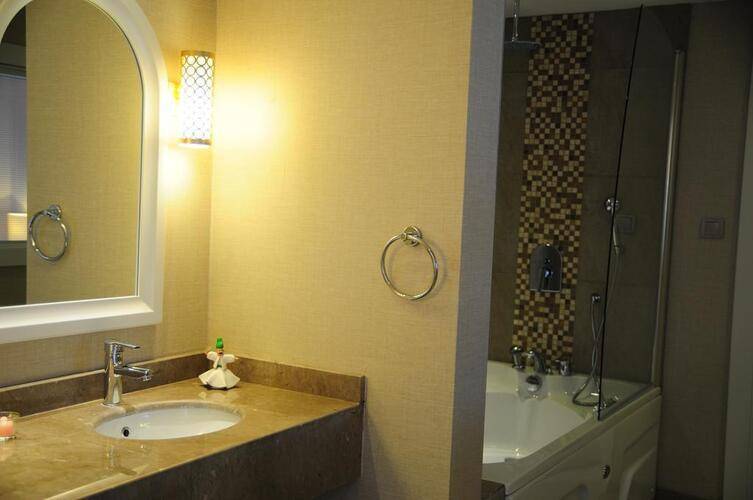 Han Deluxe Hotel