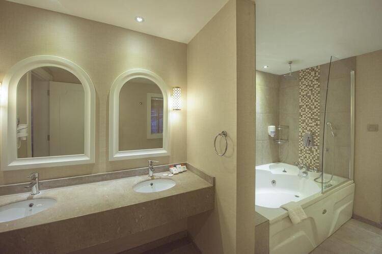 Han Deluxe Hotel
