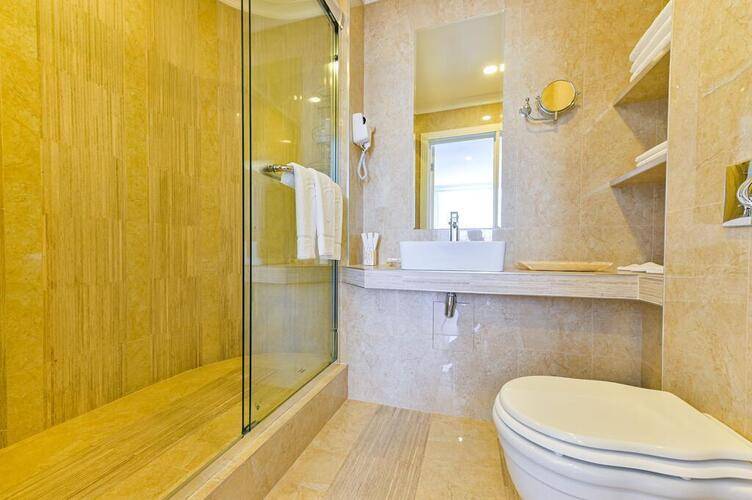 Reston Hotel &Spa