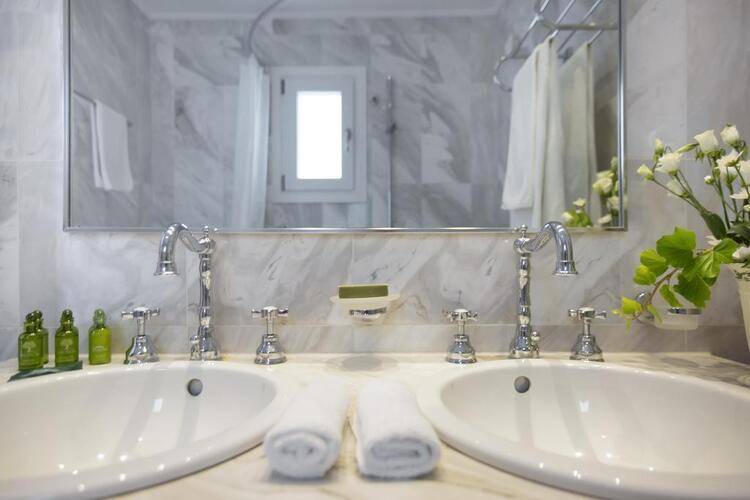 Dorion Hotel