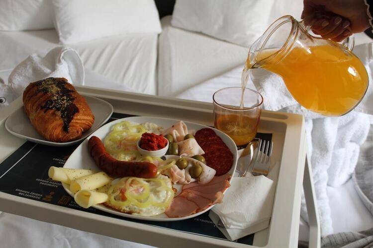 11tica Dm Hotel