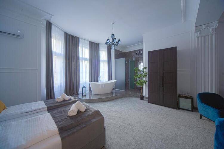 Kings Palace Suites
