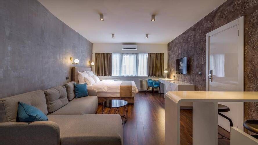 Level Luxury Suites