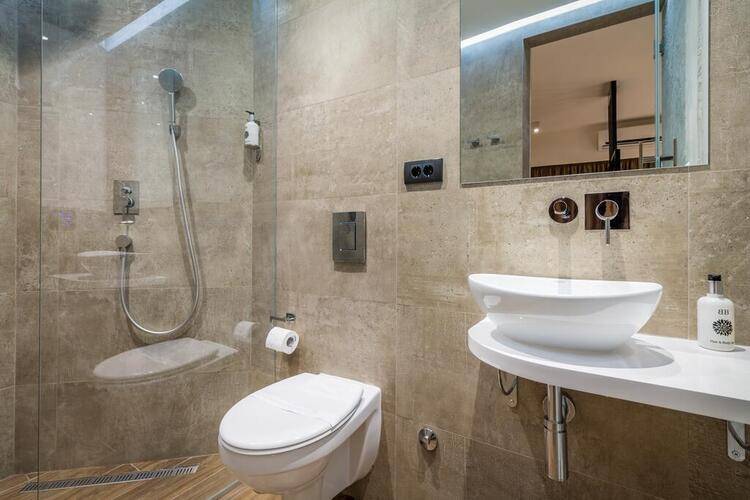 Level Luxury Suites