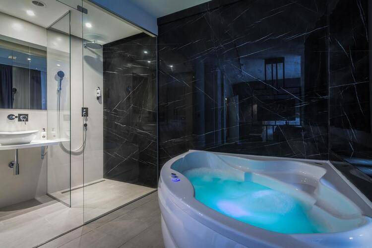 Level Luxury Suites