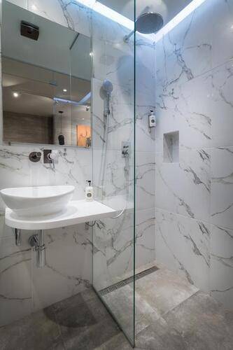 Level Luxury Suites