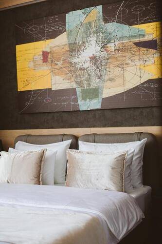 Maccani Black Luxury Suites