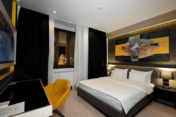 Maccani Black Luxury Suites