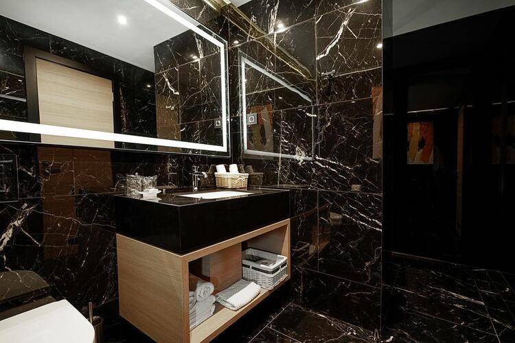 Maccani Black Luxury Suites