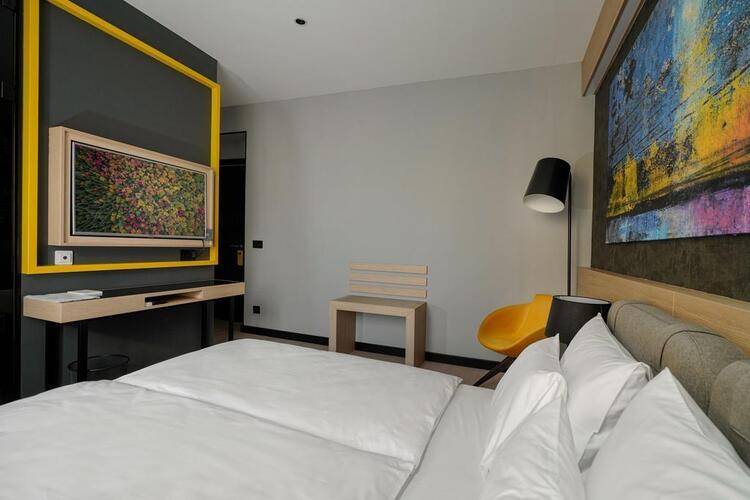 Maccani Black Luxury Suites