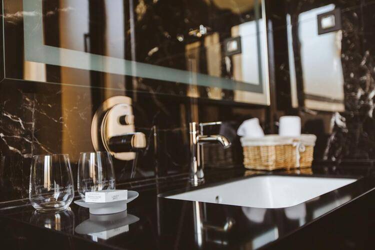 Maccani Black Luxury Suites