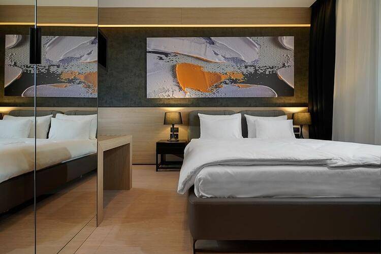 Maccani Black Luxury Suites