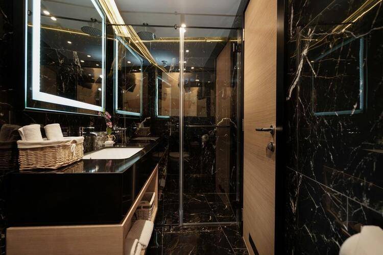 Maccani Black Luxury Suites