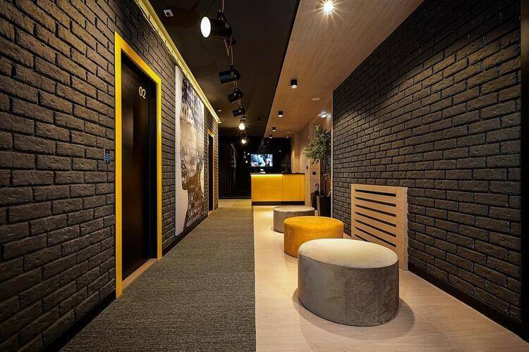 Maccani Black Luxury Suites