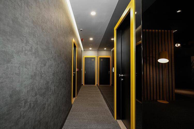 Maccani Black Luxury Suites