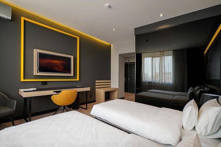 Maccani Black Luxury Suites