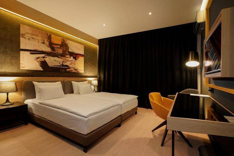 Maccani Black Luxury Suites